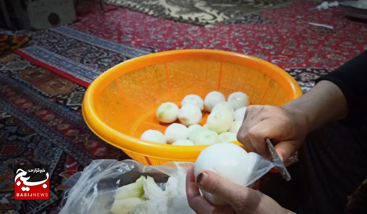 توزیع غذای افطاری بین نیازمندان حاشیه شهر در شب ٢٣ رمضان