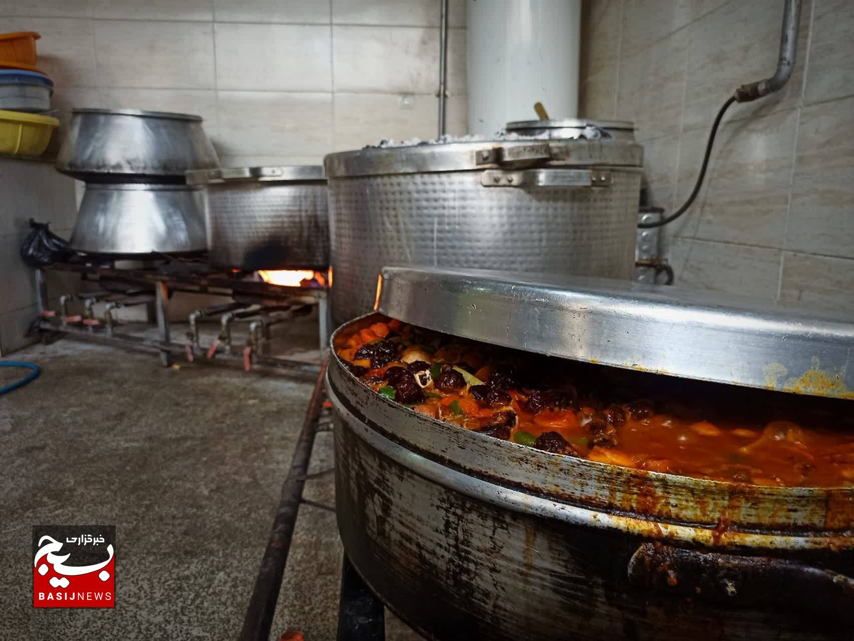 توزیع غذای افطاری بین نیازمندان حاشیه شهر در شب ٢٣ رمضان