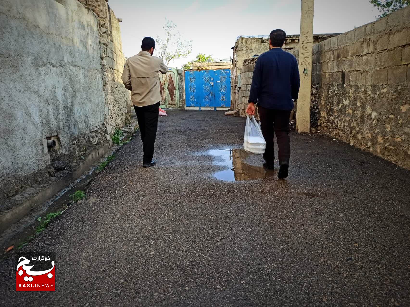 توزیع غذای افطاری بین نیازمندان حاشیه شهر در شب ٢٣ رمضان