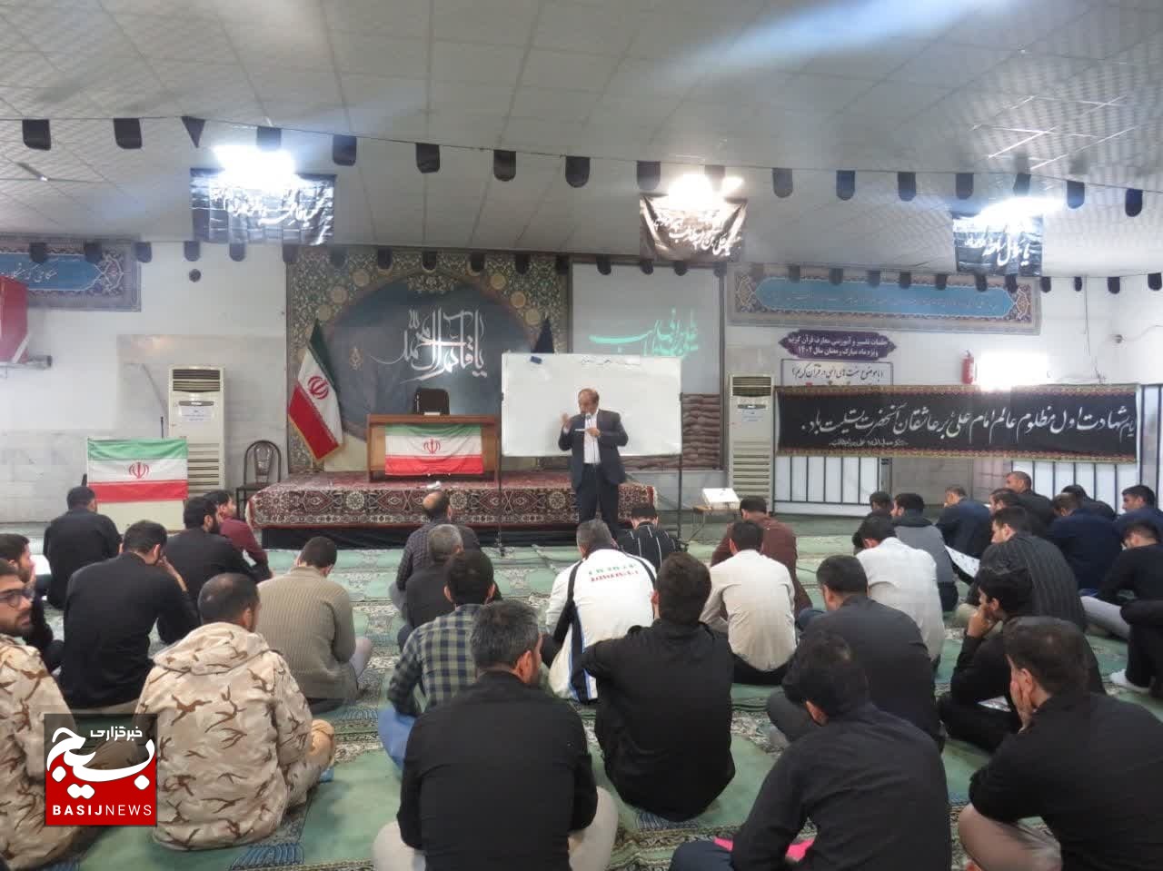 برگزاری نشست سیاسی در لشکر عملیاتی ۱۷ امام علی بن ابی طالب(ع) قم با موضوع مسائل روز کشور برگزاری نشست سیاسی در لشکر عملیاتی ۱۷ امام علی بن ابی طالب(ع) قم با موضوع مسائل روز کشور