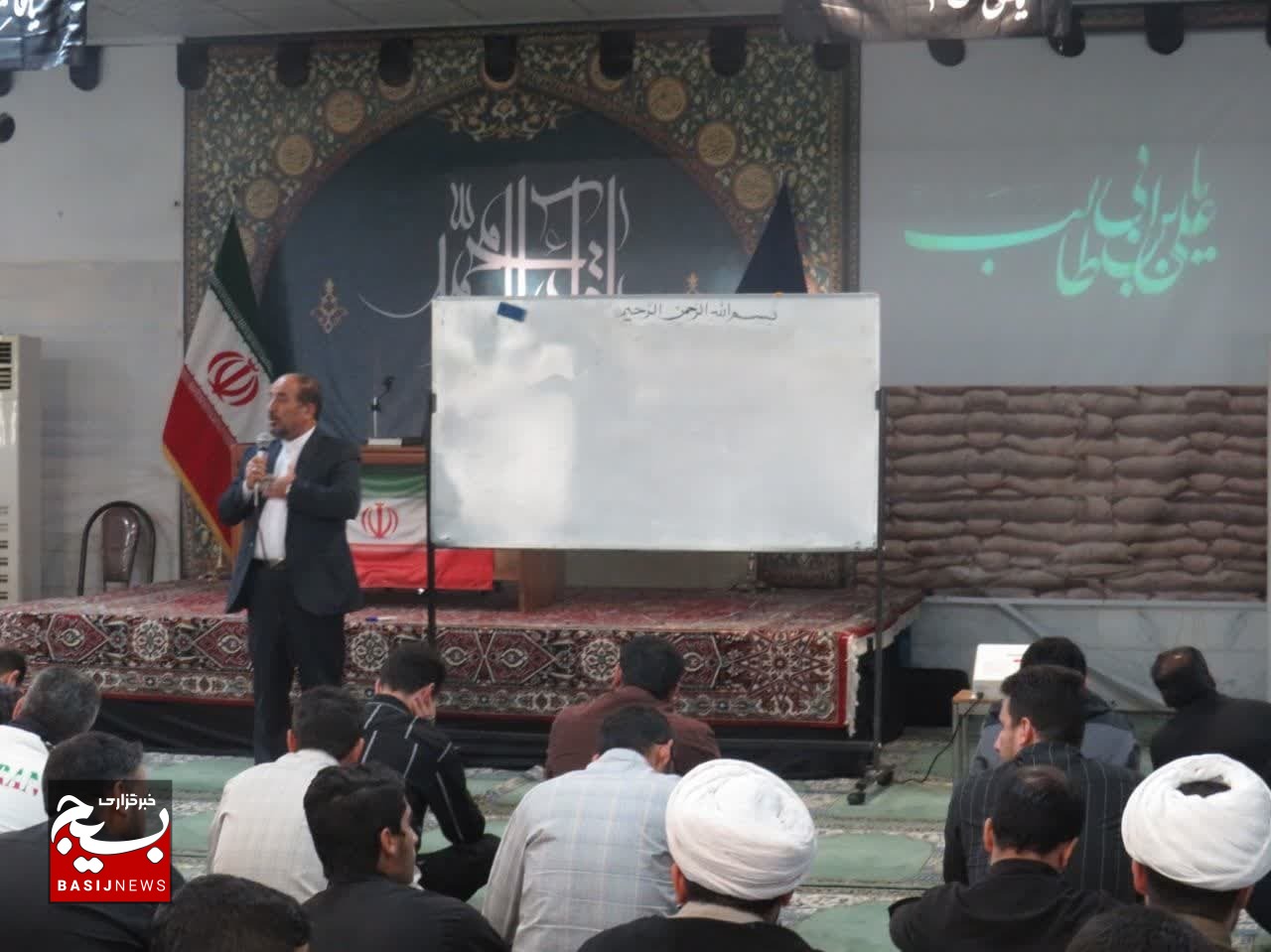 برگزاری نشست سیاسی در لشکر عملیاتی ۱۷ امام علی بن ابی طالب(ع) قم با موضوع مسائل روز کشور برگزاری نشست سیاسی در لشکر عملیاتی ۱۷ امام علی بن ابی طالب(ع) قم با موضوع مسائل روز کشور