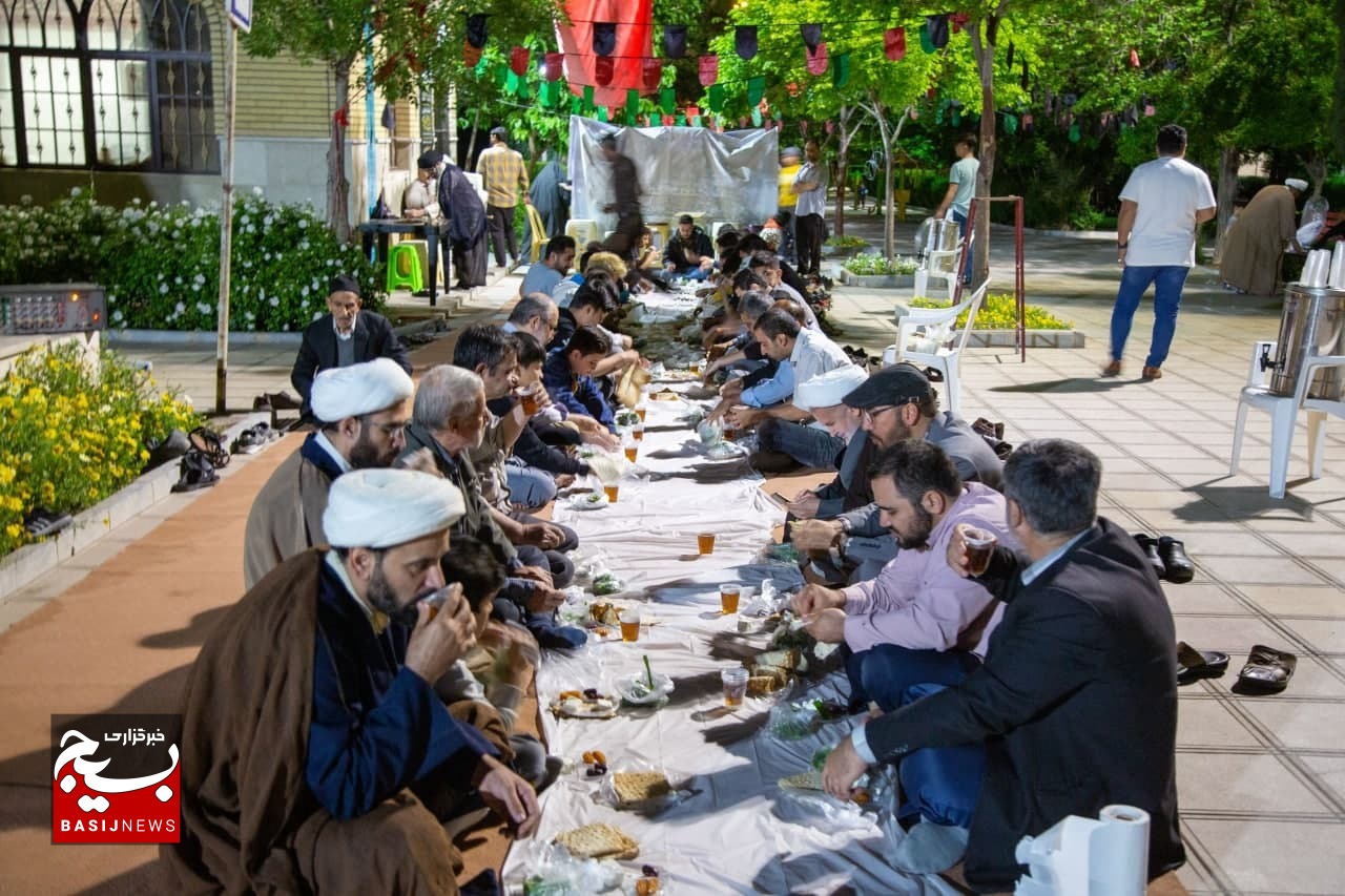 برپایی ضیافت ساده افطاری در بوستان بنفشه قم برپایی ضیافت ساده افطاری در بوستان بنفشه قم