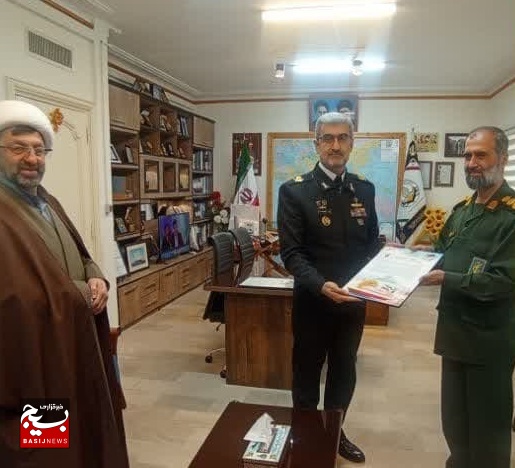 لوح تقدیر به فرمانده ارشد ارتش در نوشهر لوح تقدیر به فرمانده ارشد ارتش در نوشهر