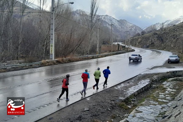 دوندگان پیشکسوت همدانی به یاد سردار دلها مسیر ۱۰.۵ کیلومتری را دویدند دوندگان پیشکسوت همدانی به یاد سردار دلها مسیر ۱۰.۵ کیلومتری را دویدند