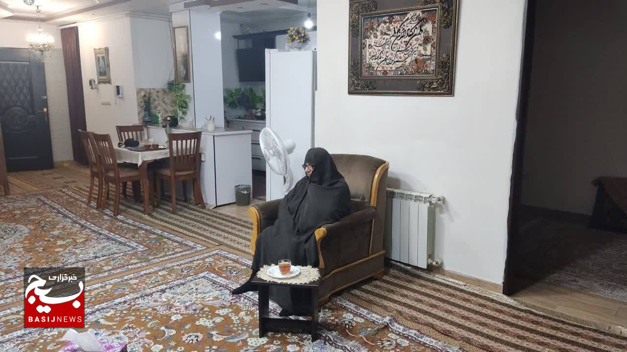 دیدار فرمانده سپاه قدس گیلان با خانواده شهید محمدحسین عطری در رشت دیدار فرمانده سپاه قدس گیلان با خانواده شهید محمدحسین عطری در رشت