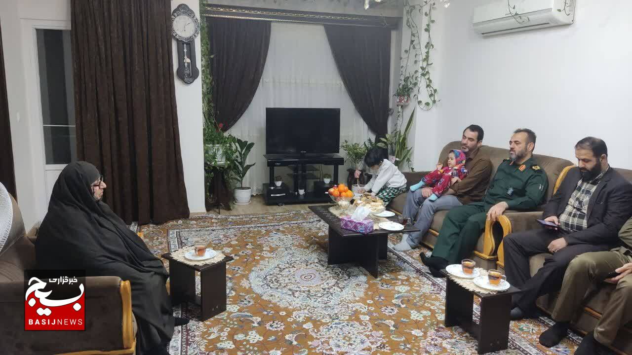 دیدار فرمانده سپاه قدس گیلان با خانواده شهید محمدحسین عطری در رشت دیدار فرمانده سپاه قدس گیلان با خانواده شهید محمدحسین عطری در رشت