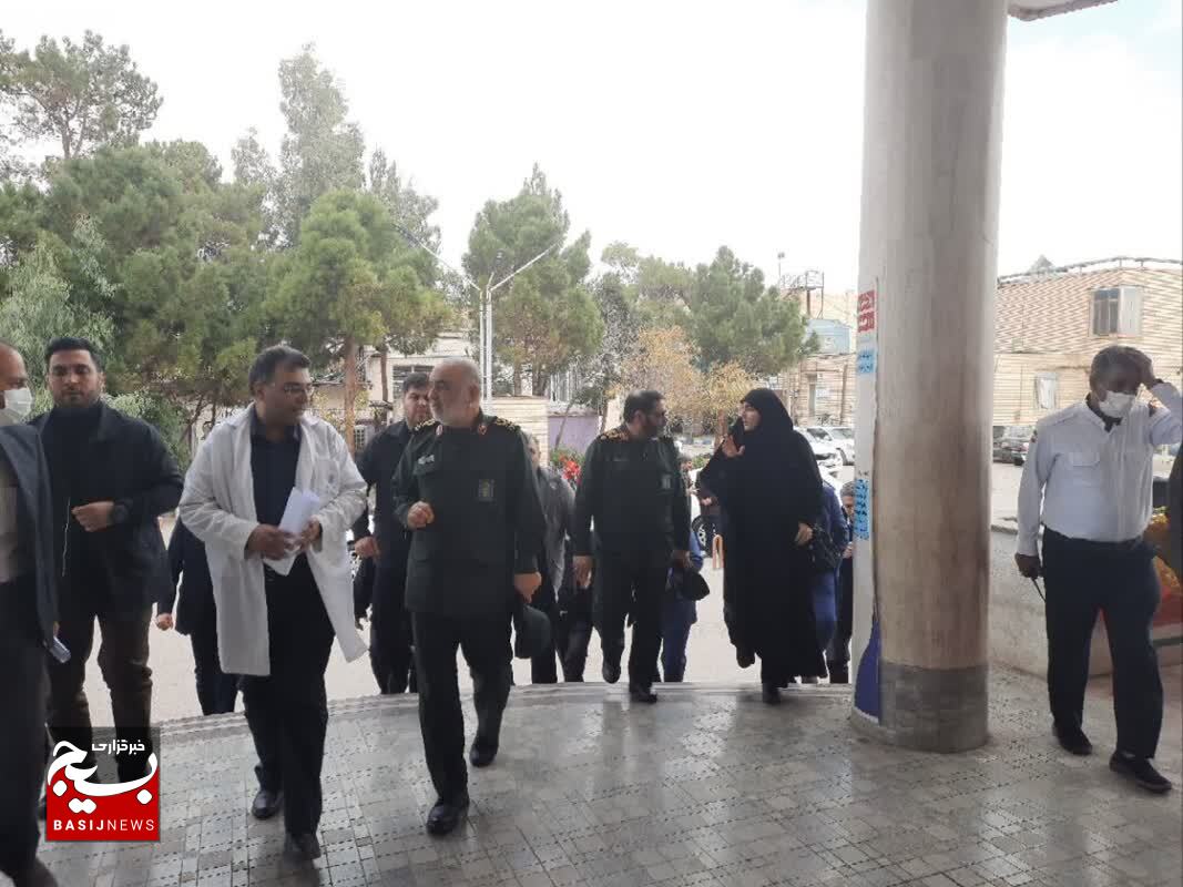 عیادت سردار سلامی و زینب سلیمانی از مجروحان حادثه تروریستی روز گذشته کرمان
