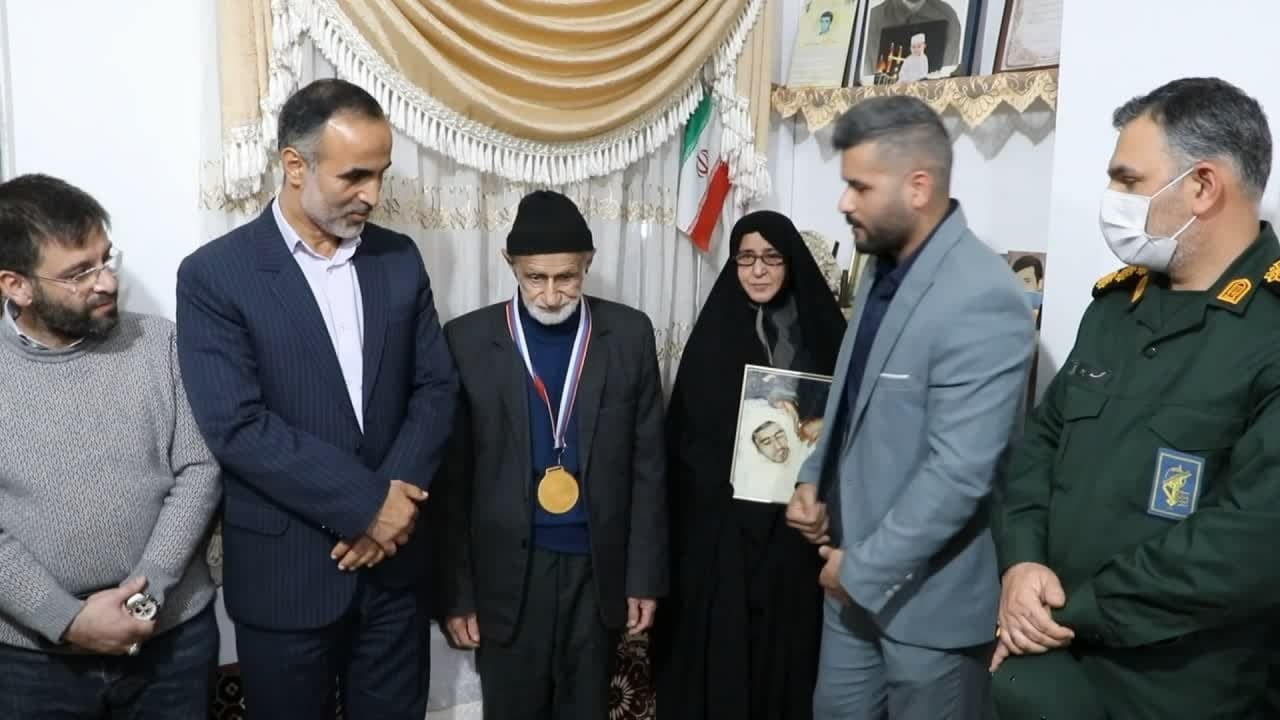 قهرمان کاراته فریدونکناری مدالش را به خانواده شهید تقدیم کرد قهرمان کاراته فریدونکناری مدالش را به خانواده شهید تقدیم کرد