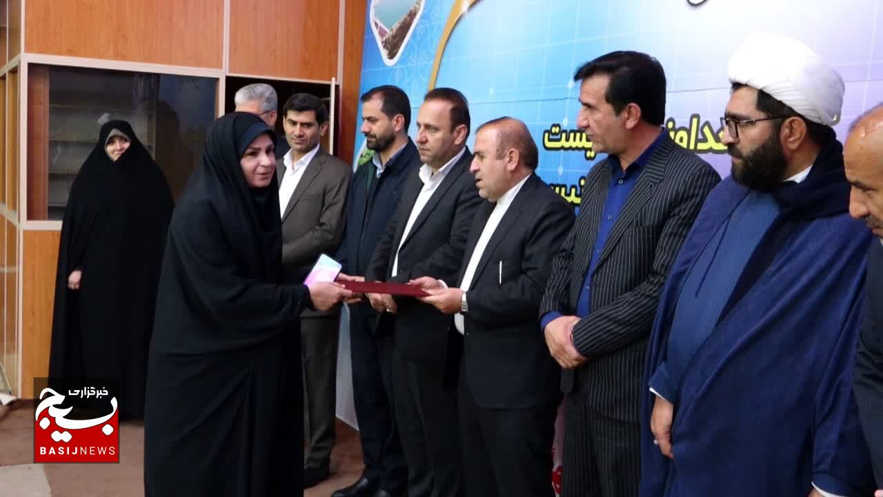 پیشکسوتان عرصه سوادآموزی در کهگیلویه و بویراحمد تجلیل شدند/ نرخ باسوادی در کهگیلویه و بویراحمد به ۹۷ درصد رسیده است