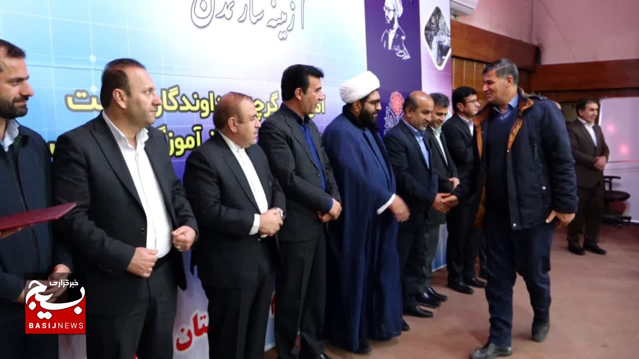 پیشکسوتان عرصه سوادآموزی در کهگیلویه و بویراحمد تجلیل شدند/ نرخ باسوادی در کهگیلویه و بویراحمد به ۹۷ درصد رسیده است