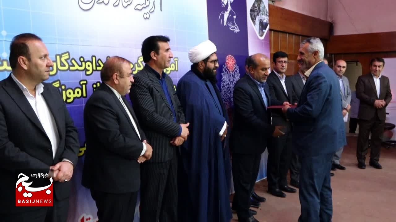 پیشکسوتان عرصه سوادآموزی در کهگیلویه و بویراحمد تجلیل شدند/ نرخ باسوادی در کهگیلویه و بویراحمد به ۹۷ درصد رسیده است