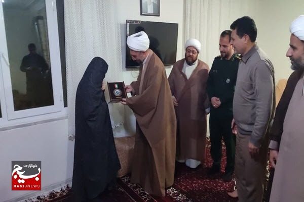 دیدار مسئول نمایندگی ولی فقیه در سپاه انصارالحسین(ع) با خانواده شهید «عبادی نیا» دیدار مسئول نمایندگی ولی فقیه در سپاه انصارالحسین(ع) با خانواده شهید «عبادی نیا»