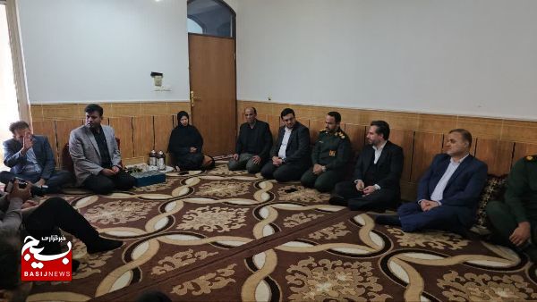دیدار فرمانده ناحیه سپاه شهرستان عسلویه با خانواده شهدا دیدار فرمانده ناحیه سپاه شهرستان عسلویه با خانواده شهدا
