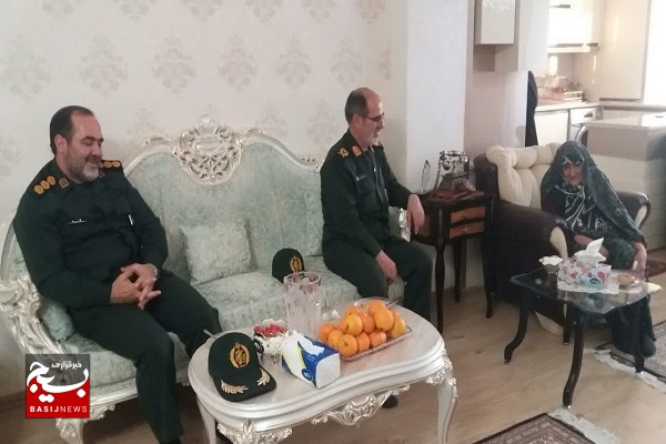 دیدار فرمانده سپاه عاشورا با مادر شهید لطفی و مادر شهید هژبر قشونی