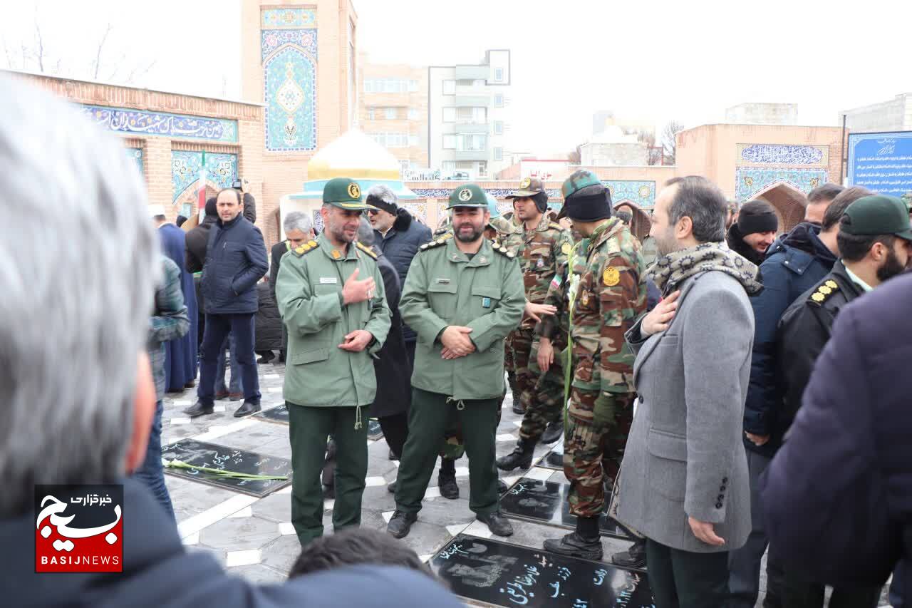 غبار روبی و عطر افشانی مزار شهدا