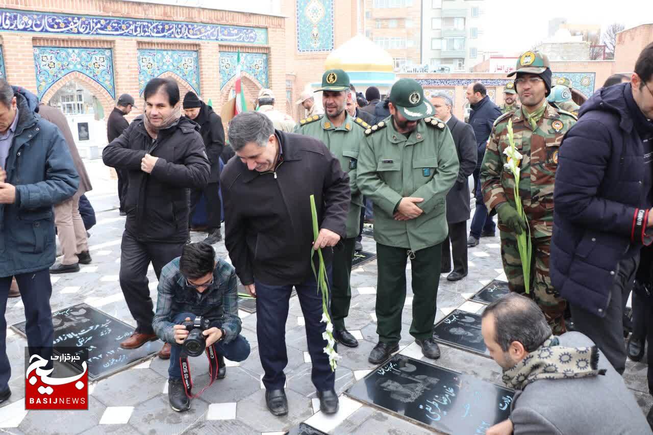 غبار روبی و عطر افشانی مزار شهدا