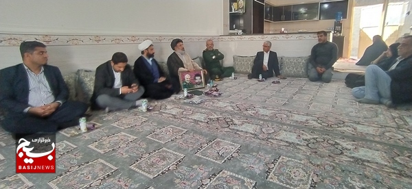دیدار با خانواده شهید ابراهیم زمانی در دلوار دیدار با خانواده شهید ابراهیم زمانی در دلوار