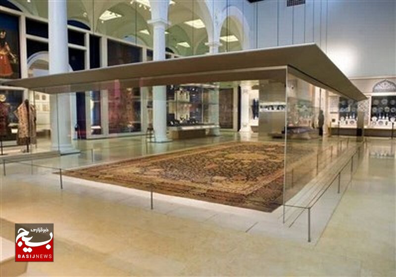 فرش اردبیل؛ گنجی که با بهانه مرمت بقعه شیخ صفیالدین به انگلیس رفت فرش اردبیل؛ گنجی که با بهانه مرمت بقعه شیخ صفیالدین به انگلیس رفت
