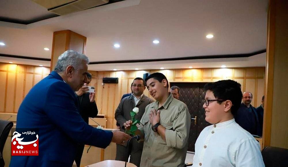 تجلیل ازخانوادههای شهدای مدافع حرم و امنیت تجلیل ازخانوادههای شهدای مدافع حرم و امنیت