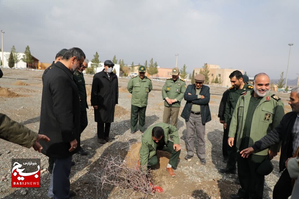 کاشت ۱۳۰۰ اصله نهال در ستاد سپاه انصارالرضا(ع) همزمان با روز درختکاری
