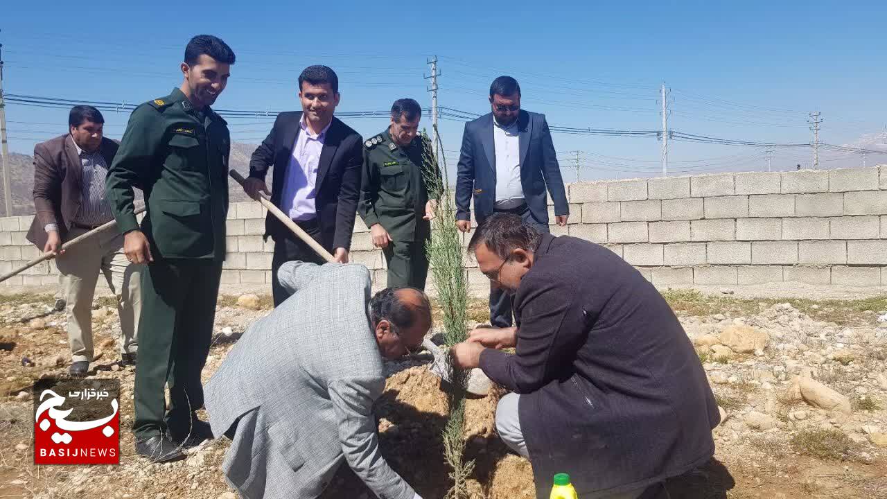 کاشت بیش از 2 هزار نهال در شهرک ها و نواحی صنعتی کهگیلویه وبویراحمد