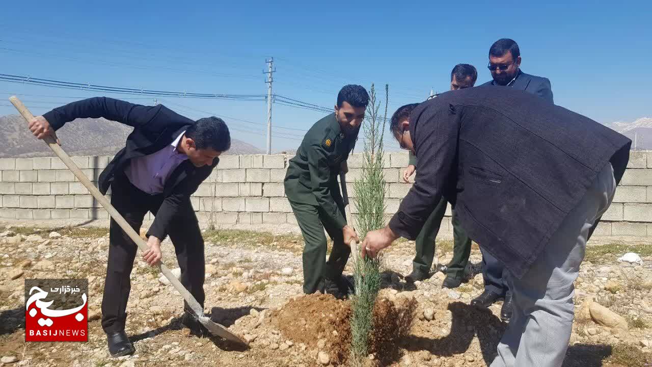 کاشت بیش از 2 هزار نهال در شهرک ها و نواحی صنعتی کهگیلویه وبویراحمد