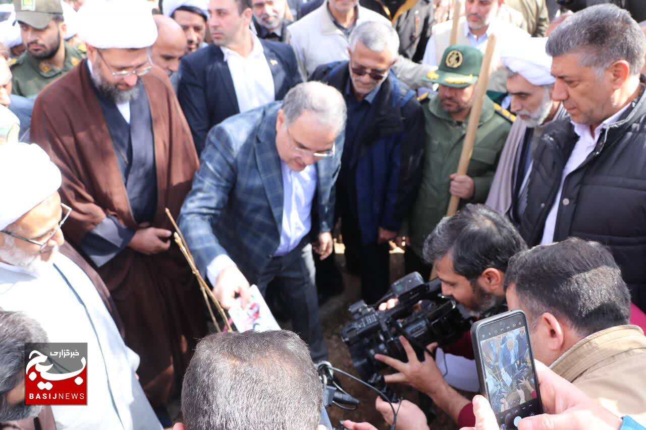 کاشت یک هزار و۱۹۰ نهال در پارک ملت زنجان کاشت یک هزار و۱۹۰ نهال در پارک ملت زنجان