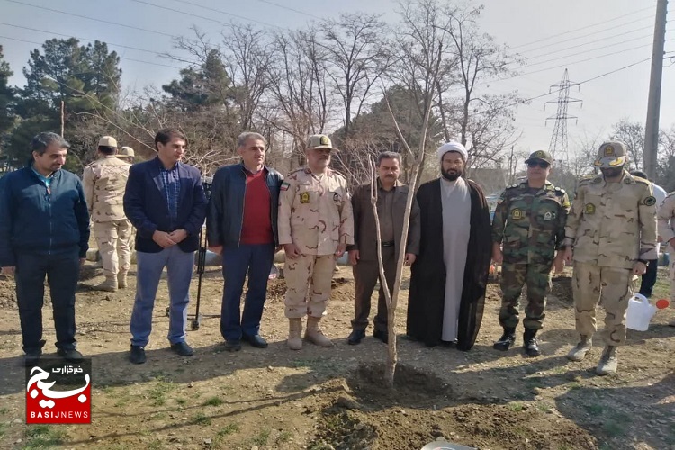 نظامیان در 2 پادگان مشهد نهال کاشتند