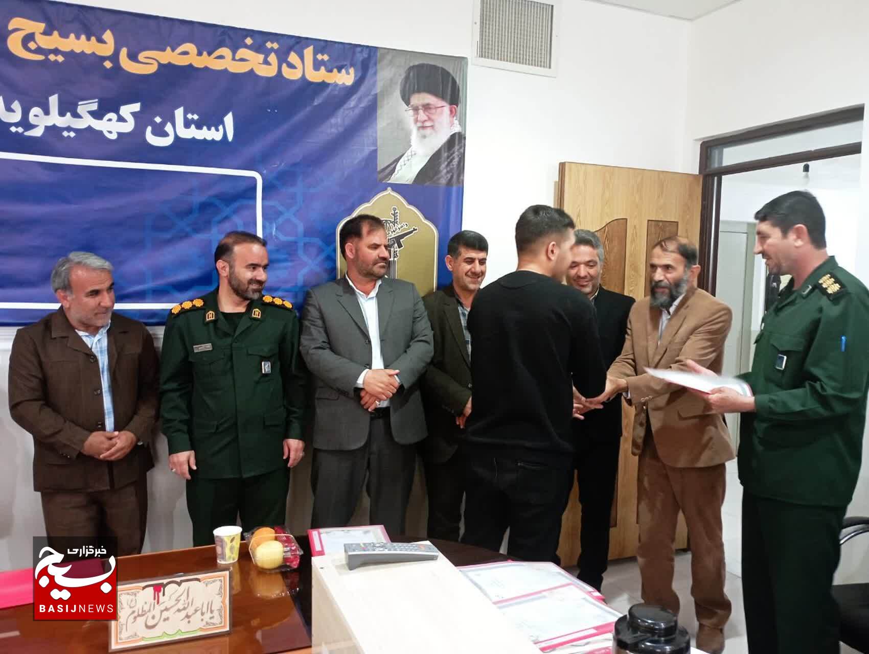 تجلیل از هنرمندان برتر دومین جشنواره صنایع دستی بسیج در یاسوج