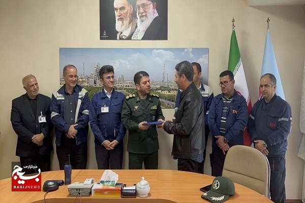تجلیل از فرزندان شهید شاغل در شرکت پتروشیمی تبریز تجلیل از فرزندان شهید شاغل در شرکت پتروشیمی تبریز