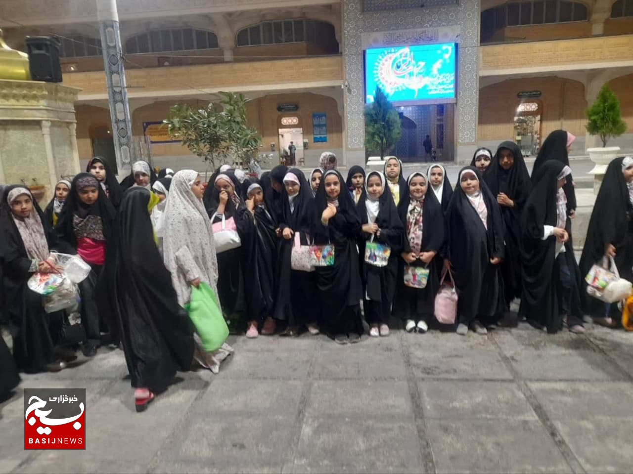 جشن روزه اولی محله عسکریه پردیسان در حرم مطهر حضرت معصومه (س) برگزار شد جشن روزه اولی محله عسکریه پردیسان در حرم مطهر حضرت معصومه (س) برگزار شد