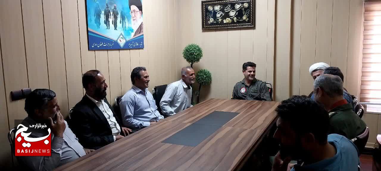 دیدار اعضای شوراهای اسلامی چند روستای استان قم با فرمانده پایگاه آموزش هوانوردی شهيد اکبری نهاجا دیدار اعضای شوراهای اسلامی چند روستای استان قم با فرمانده پایگاه آموزش هوانوردی شهيد اکبری نهاجا