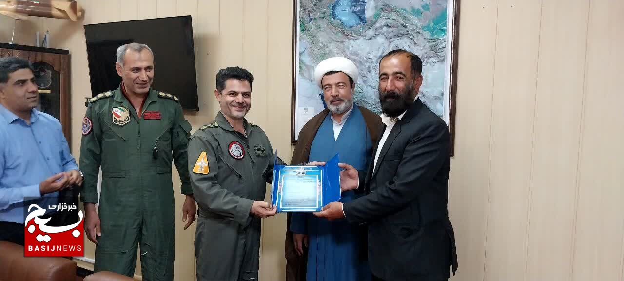 دیدار اعضای شوراهای اسلامی چند روستای استان قم با فرمانده پایگاه آموزش هوانوردی شهيد اکبری نهاجا دیدار اعضای شوراهای اسلامی چند روستای استان قم با فرمانده پایگاه آموزش هوانوردی شهيد اکبری نهاجا