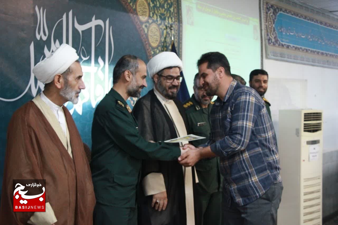 مربیان عقیدتی و هادیان سیاسی لشکر عملیاتی ۱۷ امام علی بن ابی طالب(ع) قم تجلیل شدند مربیان عقیدتی و هادیان سیاسی لشکر عملیاتی ۱۷ امام علی بن ابی طالب(ع) قم تجلیل شدند