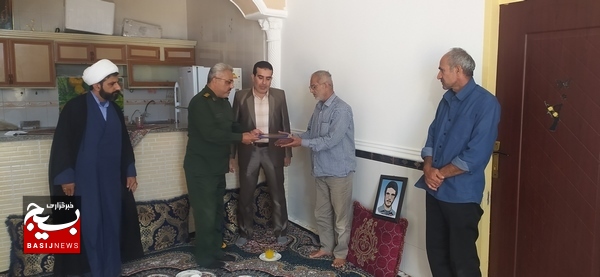 دیدار با خانواده معلم شهید غلامرضا فرهمند دیدار با خانواده معلم شهید غلامرضا فرهمند