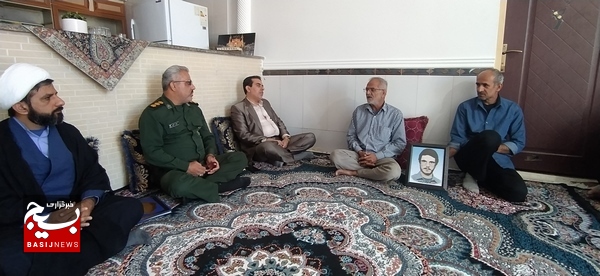 دیدار با خانواده معلم شهید غلامرضا فرهمند دیدار با خانواده معلم شهید غلامرضا فرهمند