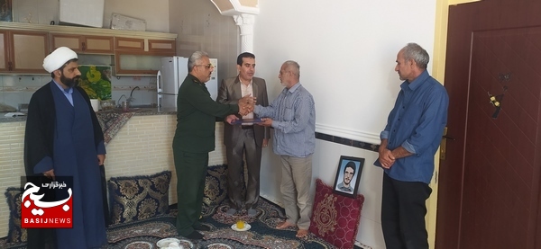 دیدار با خانواده معلم شهید غلامرضا فرهمند دیدار با خانواده معلم شهید غلامرضا فرهمند