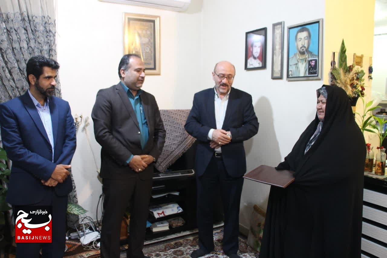 دیدار مشاور وزیر صمت و هماهنگ کننده امور ایثارگران با خانواده شهید حسن بیژنی دیدار مشاور وزیر صمت و هماهنگ کننده امور ایثارگران با خانواده شهید حسن بیژنی