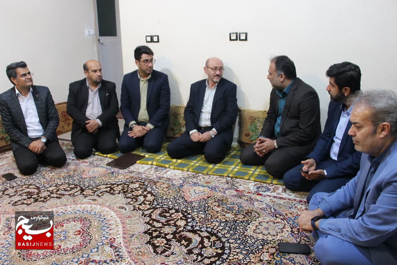 دیدار مشاور وزیر صمت و هماهنگ کننده امور ایثارگران با خانواده شهید حسن بیژنی دیدار مشاور وزیر صمت و هماهنگ کننده امور ایثارگران با خانواده شهید حسن بیژنی