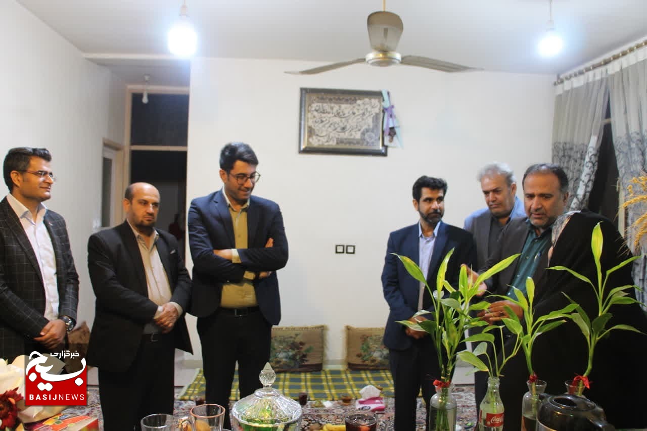 دیدار مشاور وزیر صمت و هماهنگ کننده امور ایثارگران با خانواده شهید حسن بیژنی دیدار مشاور وزیر صمت و هماهنگ کننده امور ایثارگران با خانواده شهید حسن بیژنی