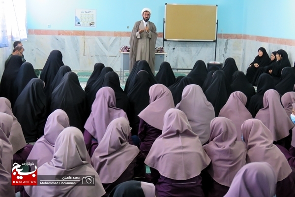 تجلیل از دانشآموزان فعال فرهنگی آموزشگاه پروین اعتصامی کنگان تجلیل از دانشآموزان فعال فرهنگی آموزشگاه پروین اعتصامی کنگان