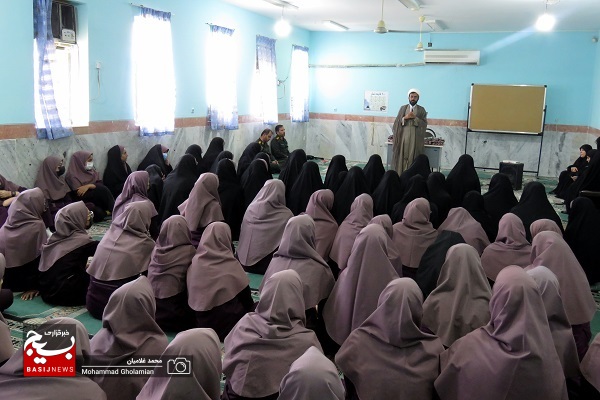 تجلیل از دانشآموزان فعال فرهنگی آموزشگاه پروین اعتصامی کنگان تجلیل از دانشآموزان فعال فرهنگی آموزشگاه پروین اعتصامی کنگان