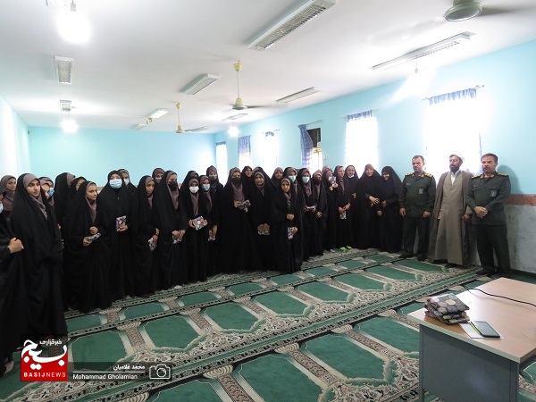 تجلیل از دانشآموزان فعال فرهنگی آموزشگاه پروین اعتصامی کنگان تجلیل از دانشآموزان فعال فرهنگی آموزشگاه پروین اعتصامی کنگان