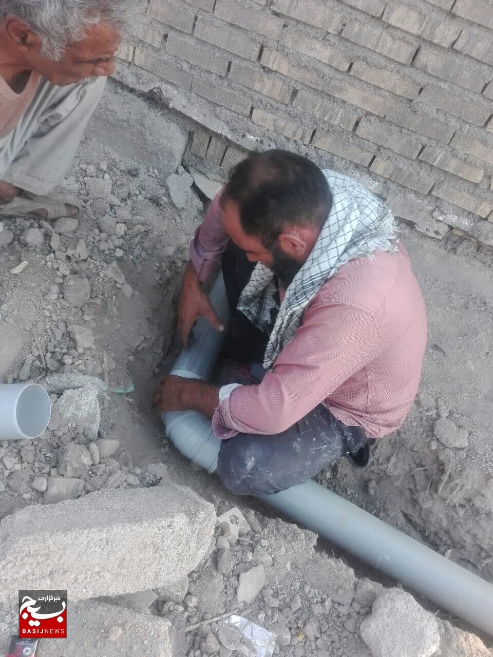 استاد کار خرمشهری، که با خدمت بی منت، موفق ترین گروه جهادی را دارد استاد کار خرمشهری، که با خدمت بی منت، موفق ترین گروه جهادی را دارد
