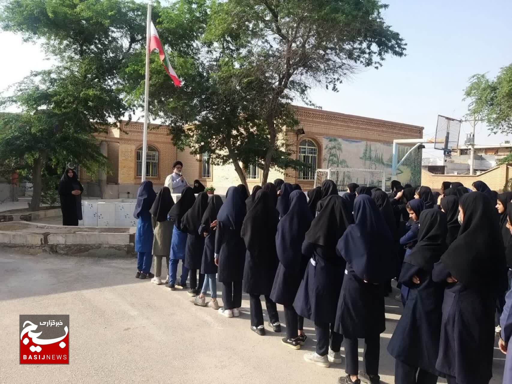 تجلیل از معلمان و گفتگوی بصیرتی با دانش آموزان در خرمشهر تجلیل از معلمان و گفتگوی بصیرتی با دانش آموزان در خرمشهر