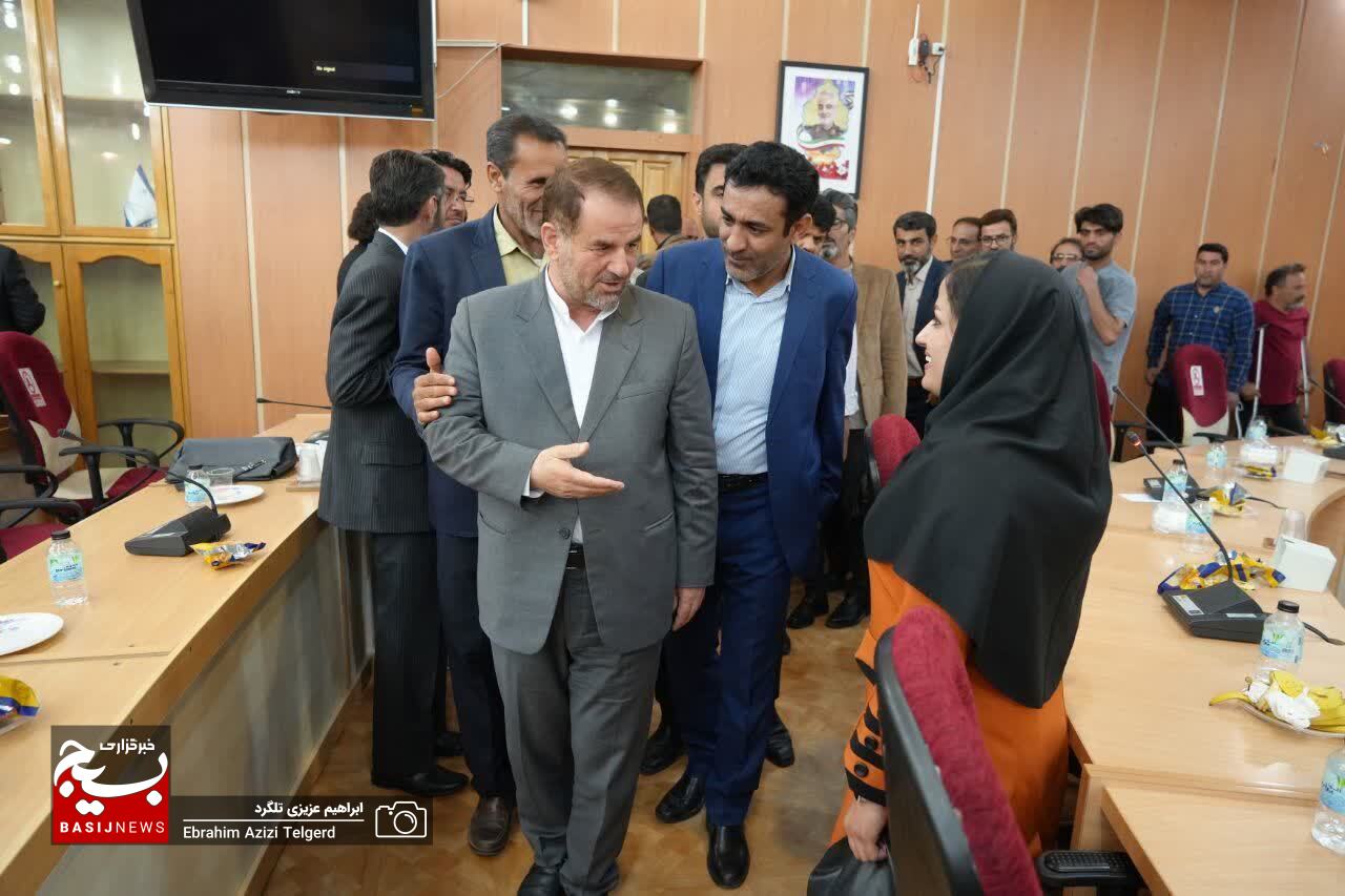 تصاویر جالب از نشست صمیمی هنرمندان با استاندار کهگیلویه و بویراحمد