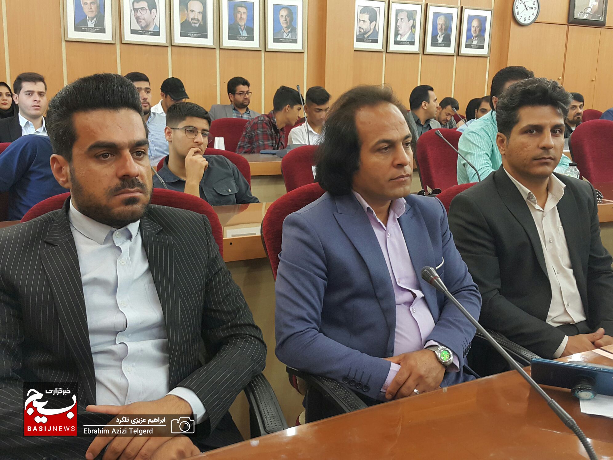 تصاویر جالب از نشست صمیمی هنرمندان با استاندار کهگیلویه و بویراحمد