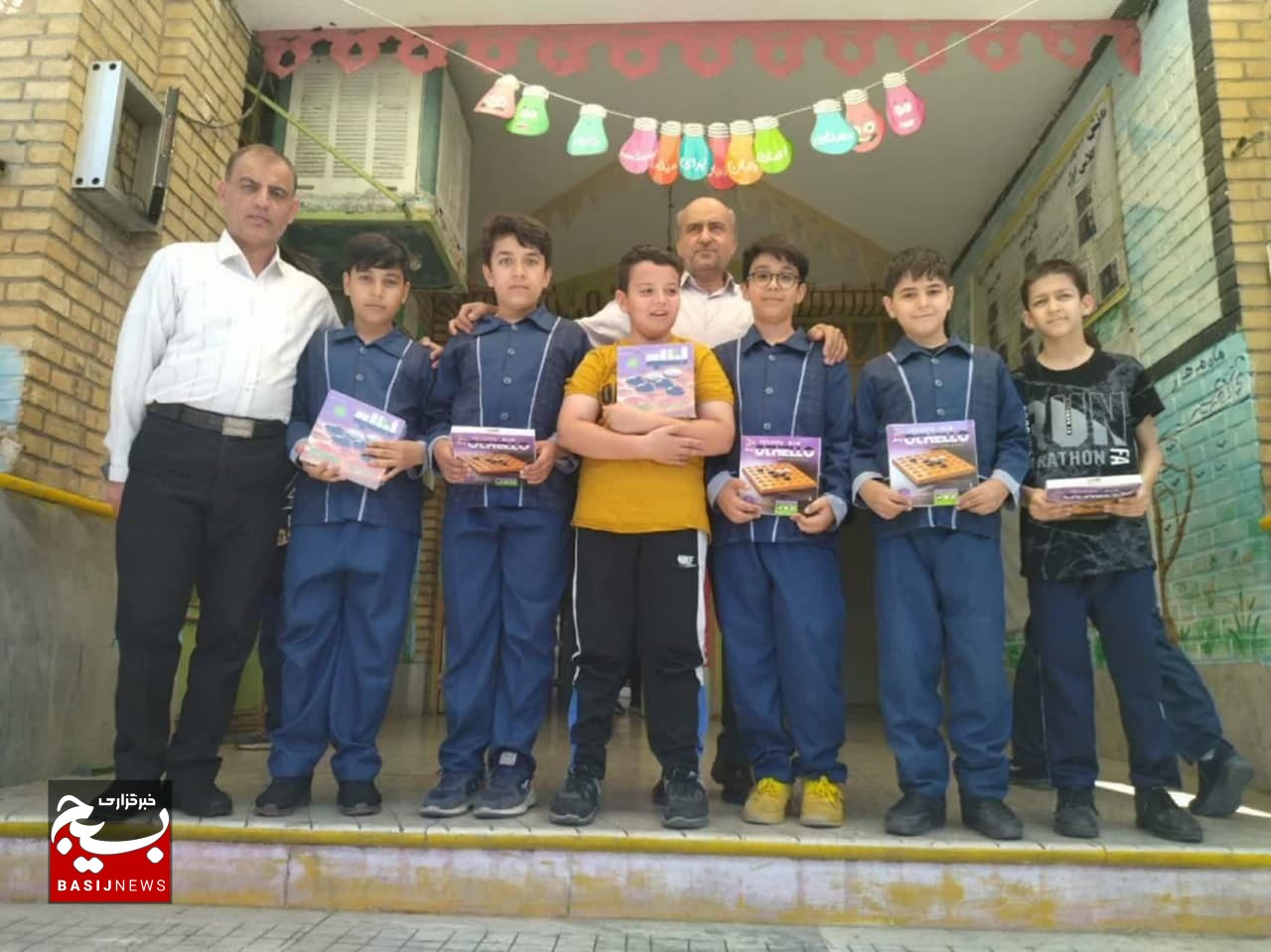 مسابقات ساخت کاردستی با وسایل بازیافتی در قم برگزار شد مسابقات ساخت کاردستی با وسایل بازیافتی در قم برگزار شد