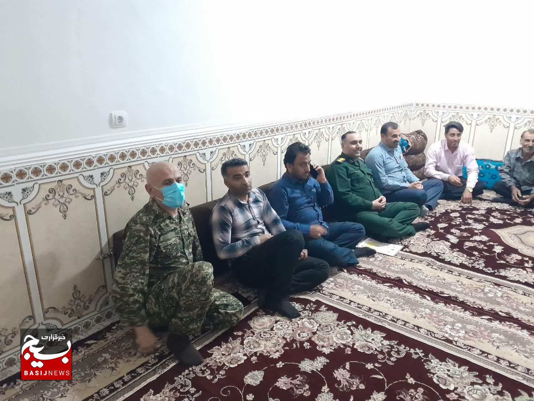 دیدار فرمانده و پرسنل سپاه ناحیه بهبهان با خانواده شهید دیدار فرمانده و پرسنل سپاه ناحیه بهبهان با خانواده شهید