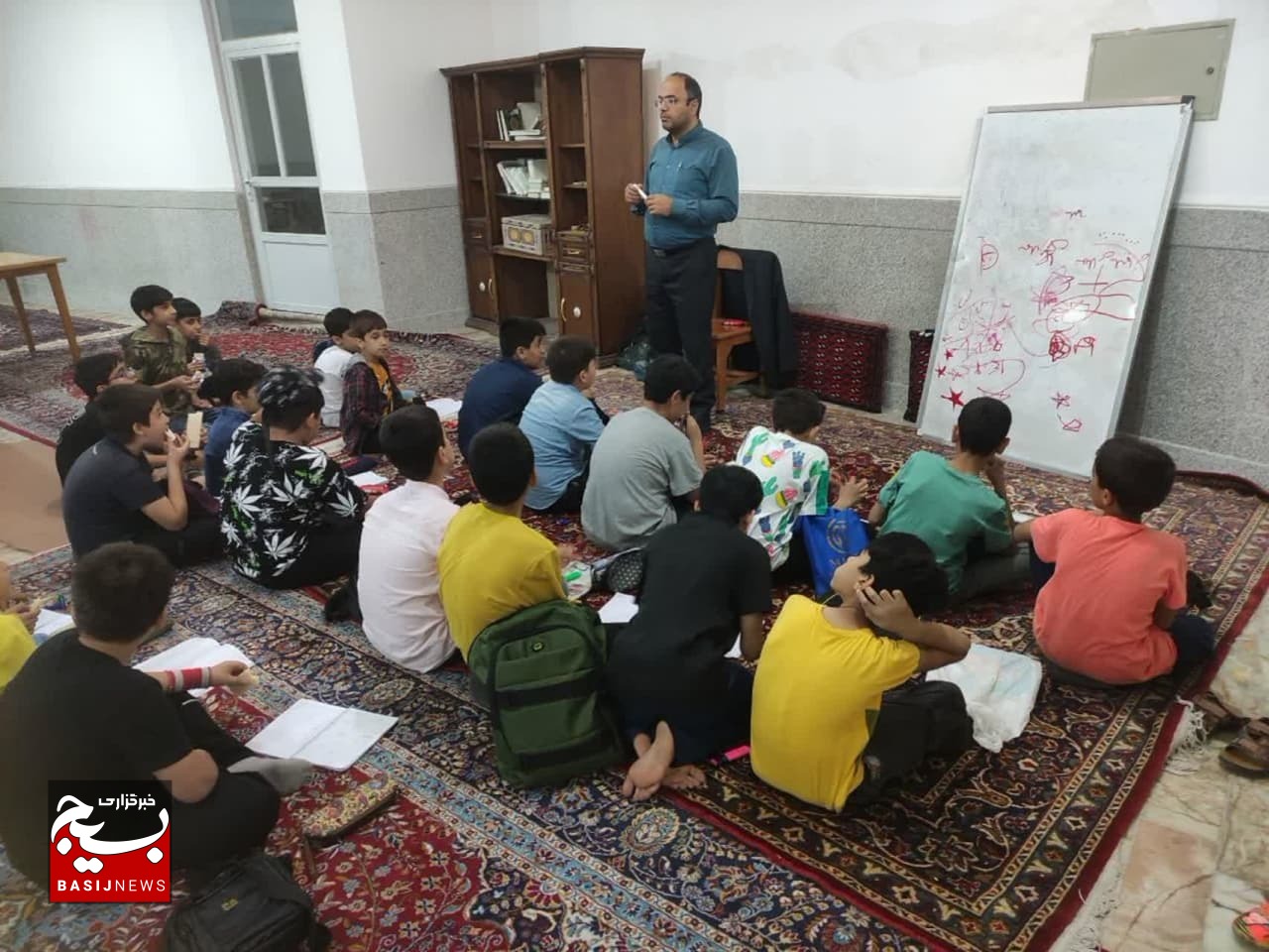 کلاس تقویتی و رفع اشکال درسی در پایگاه مقاومت بسیج سراج برگزار شد